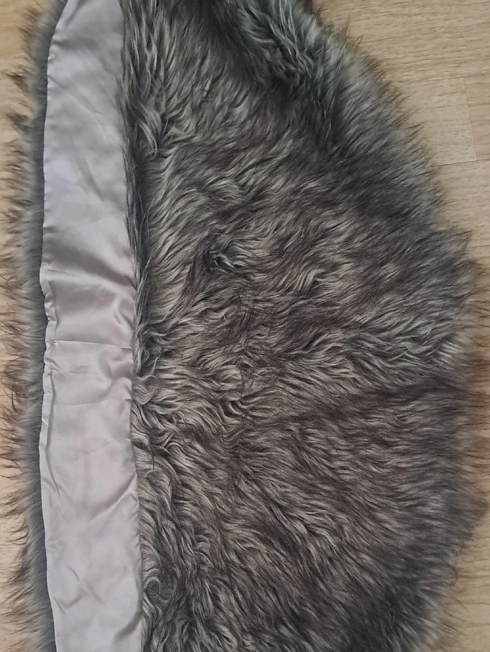Crossed stole or wide neck wrap for the shoulders. Color: Grey